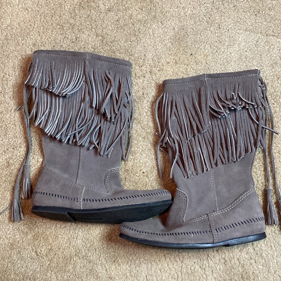 Minnetonka Grey 2-layered fringe Boots | Minnetonka | Minnetonka Boots | Boots | - Picture 3 of 8